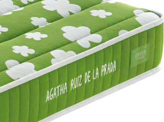 Detalle lateral bordado Ágatha Ruiz de la Prada y etiqueta Green