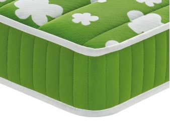 Detalle del tejido superior verde con flor blanca (Ágatha)