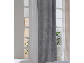 Ambiente con Cortina Salar gris – caída en ventana y diseño geométrico