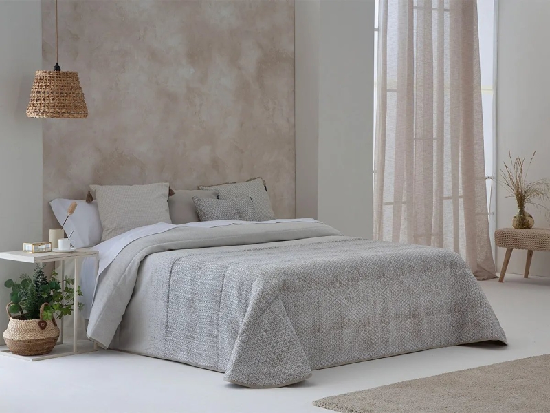 Colcha Boutí Salar beige en dormitorio (ambiente)