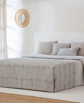 Conforter Salar beige jacquard geométrico en dormitorio