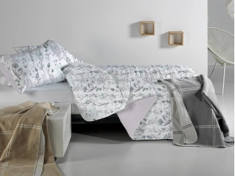 Colcha Hortensia reversible: vista lateral con reverso liso
