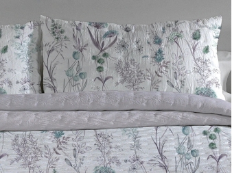 Detalle de almohadas y estampado botánico Hortensia