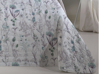 Caída y textura del tejido stonewash en Colcha Hortensia