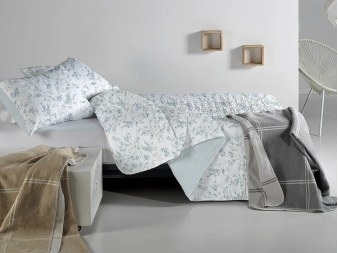 Colcha Petunia reversible: estampado botánico y reverso liso