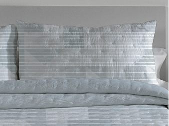Detalle almohadas y diseño geométrico Colcha Tango