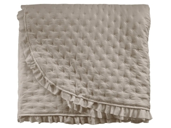 Colcha Boutí Zafiro Casa Campo C01 beige en cama, volante y tacto stonewash