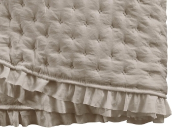 Colcha Zafiro beige plegada, volante perimetral y textura microfibra