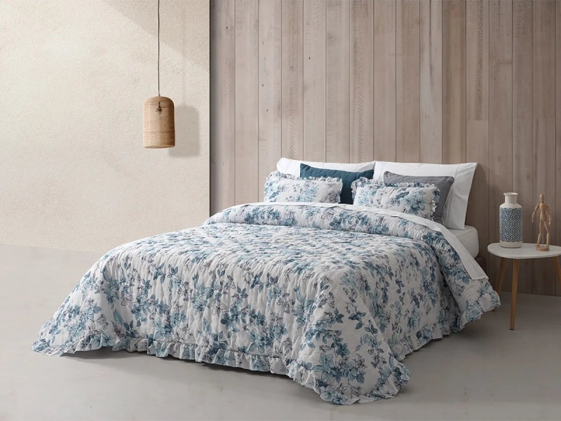 Colcha Boutí Mateo Casa Campo C02 azul en cama con volante