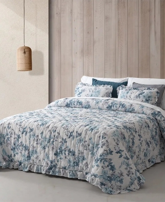 Colcha Boutí Mateo Casa Campo C02 azul en cama con volante