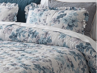 Detalle del estampado floral azul y fundas a juego – Mateo C02