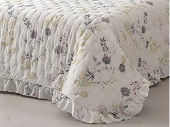 Cubrecama Tomás stonewash – Detalle de caída y volante perimetral