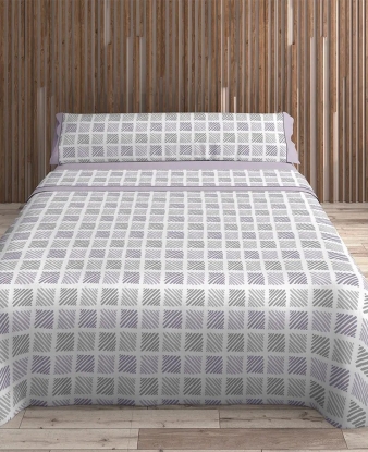 Juego de sábanas Aída Casa Campo C10 lila geométrico en cama