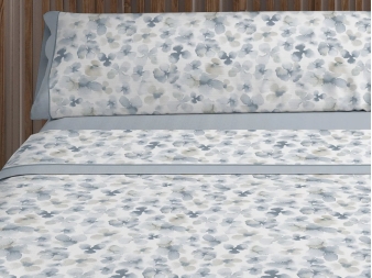 Sábanas Nolan azul C25 detalle de encimera y almohada en cama
