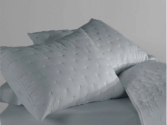 Colcha Dots Gris C05 detalle bodoque bordado y funda
