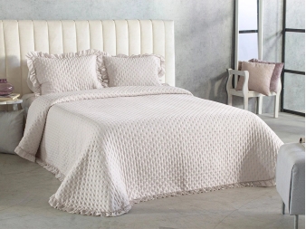 Cubre cama Melfi con volante y cojines a juego