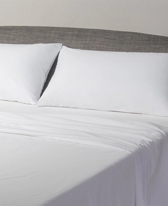 Funda antialérgenos para almohada en cama (vista ambiente)