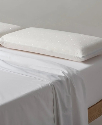 Almohada viscoelástica antialérgenos Velfont sobre la cama