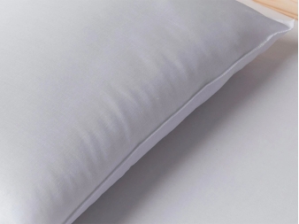 Detalle del tejido de algodón de la almohada para cuna