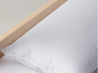 Almohada para bebé Velfont sobre cuna de madera