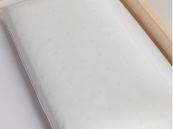 Detalle del tejido de algodón de la almohada infantil