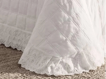 Detalle de la puntilla ornamental de la Colcha Garment Wash LN