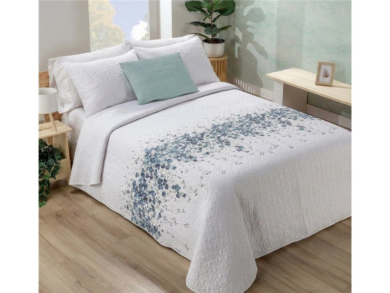 Colcha floral reversible Hedera de Manterol sobre cama de matrimonio