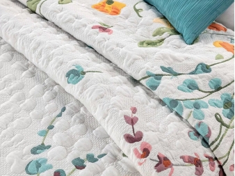 Detalle del tejido y caída de la Colcha Jacquard Colibrí