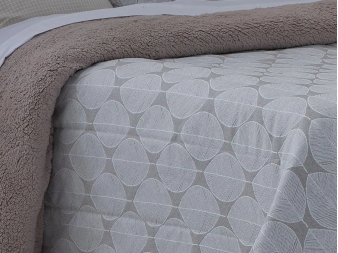 detalle tejido jacquard edredon zubia beige hojas relieve