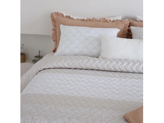 colcha mendoza beige con cojines sandeco