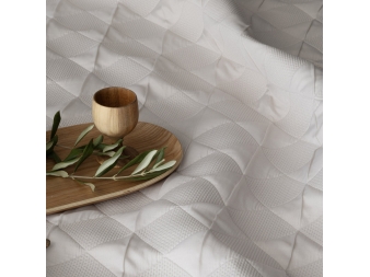detalle colcha reversible sina beige relieve geometrico sandeco