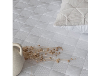 detalle colcha reversible sina blanca relieve geometrico sandeco