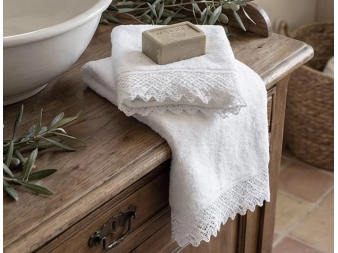 set toallas crochet nata sobre mueble de baño manterol