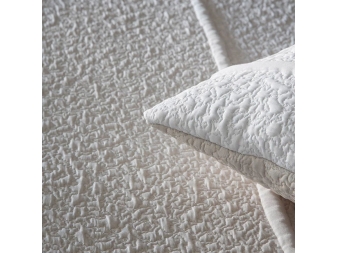 detalle beige blanco cojin y colcha de verano a rayas sicos