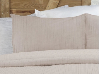 colcha bouti lisa esencial beige detalle cojines manterol