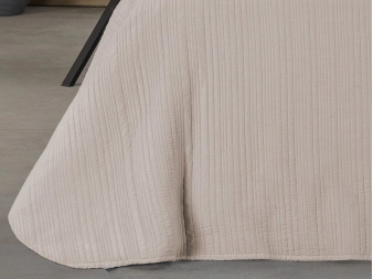 colcha bouti lisa esencial beige detalle lateral manterol