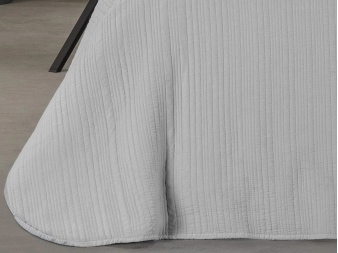 colcha bouti lisa esencial gris detalle lateral manterol