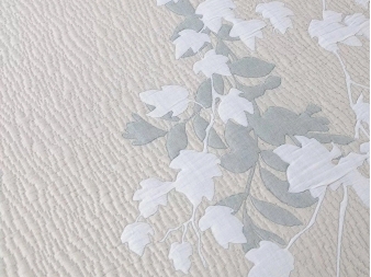 colcha jacquard hiedra beige detalle tejido hojas manterol