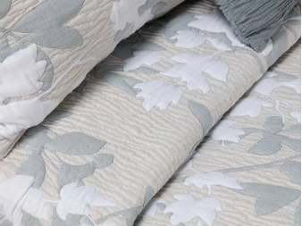 colcha jacquard hiedra beige detalle colcha doblada manterol