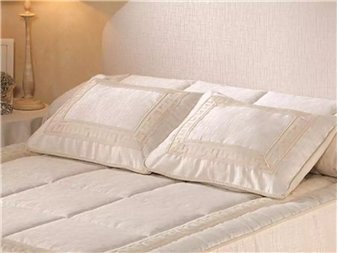 primer plano de los dos cojines rectangulares elegantes rania jvr sobre la cama