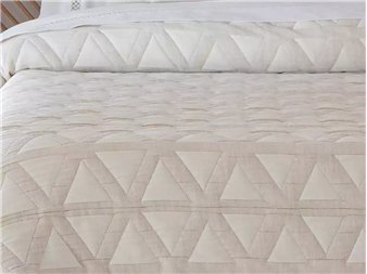 colcha pique nilo beige en dormitorio natural