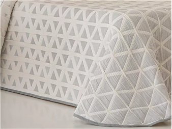 colcha pique nilo gris en dormitorio natural