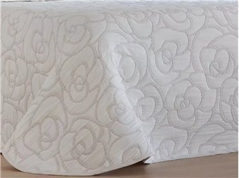 colcha pique loto beige detalle floral en relieve
