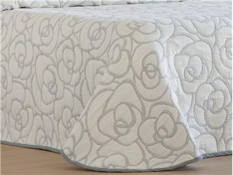 colcha pique loto gris detalle floral en relieve
