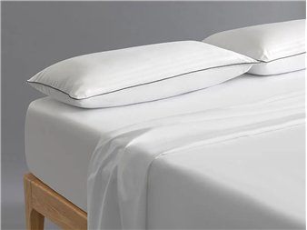 almohada cadi velfont microfibra tacto seda sobre cama