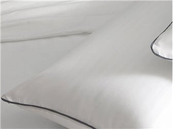 almohada cadi velfont fibra neotherm sobre cama