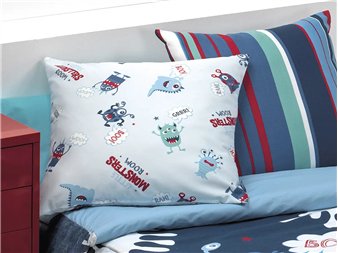 cojin monsters estampado comic sobre cama infantil canete