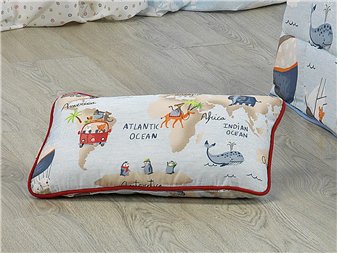 cojin mondo rectangular azul celeste con ribete rojo canete
