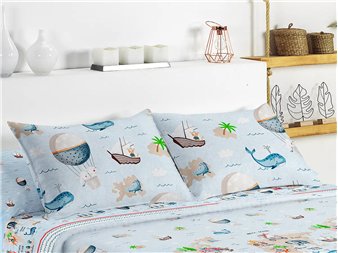 cojines mondo aventura azul celeste en dormitorio infantil canete