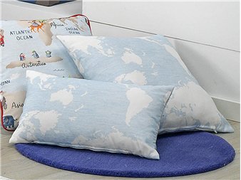 cojines mondo mapa azul claro decorando dormitorio infantil canete